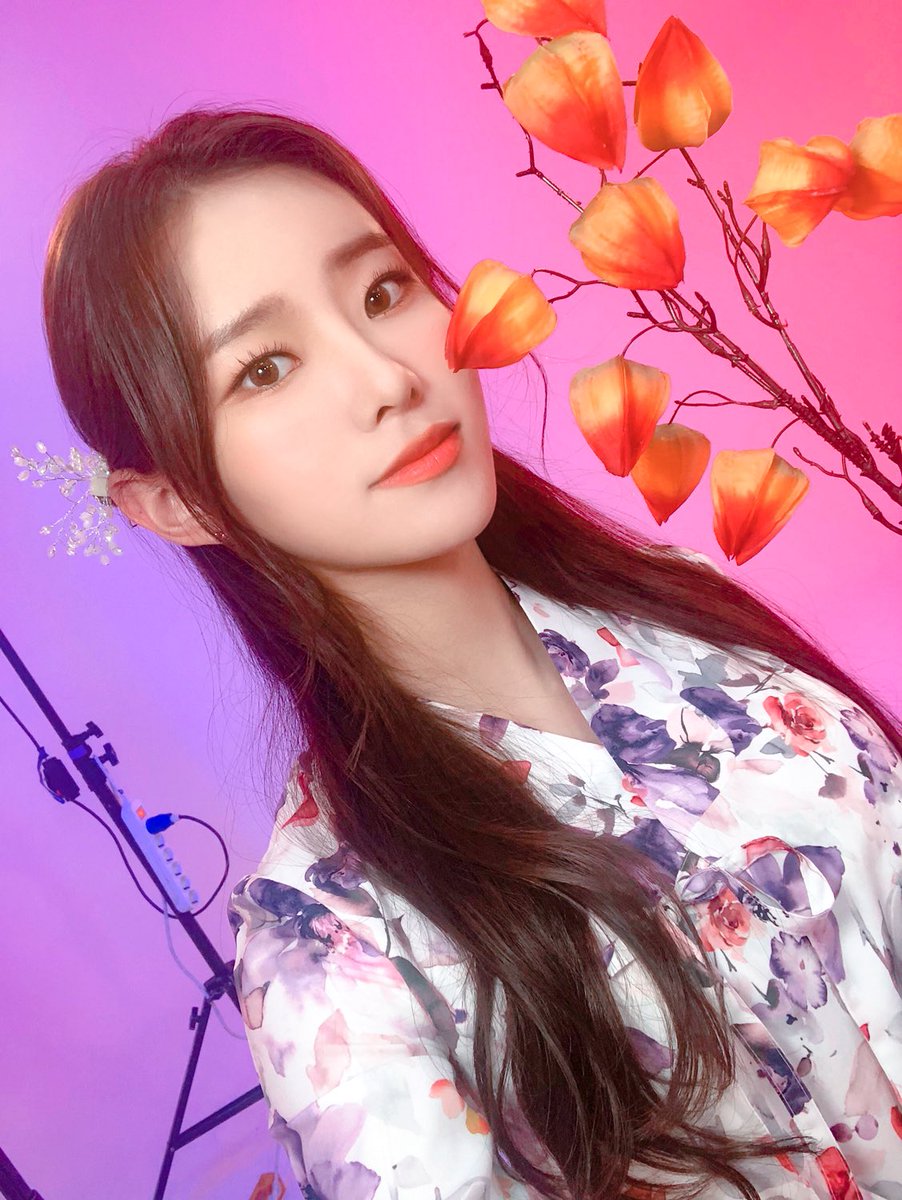 [] (Almost) all of Monday’s selfies: a thread #Weeekly  #위클리  #Monday  #먼데이