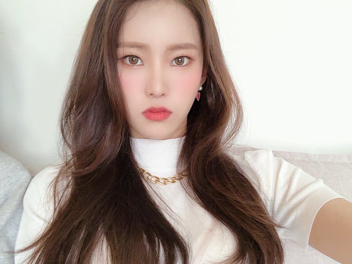 [] (Almost) all of Monday’s selfies: a thread #Weeekly  #위클리  #Monday  #먼데이