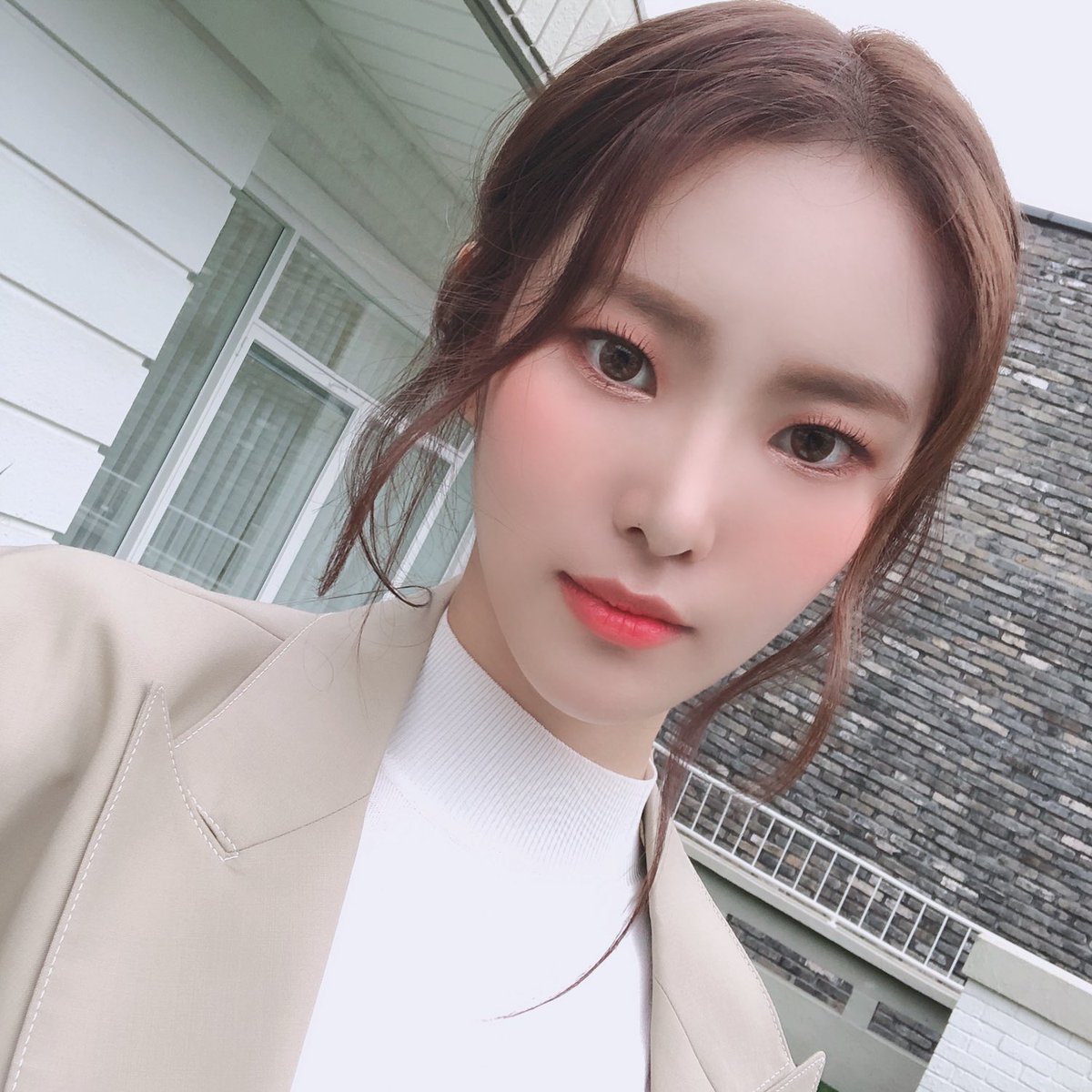 [] (Almost) all of Monday’s selfies: a thread #Weeekly  #위클리  #Monday  #먼데이