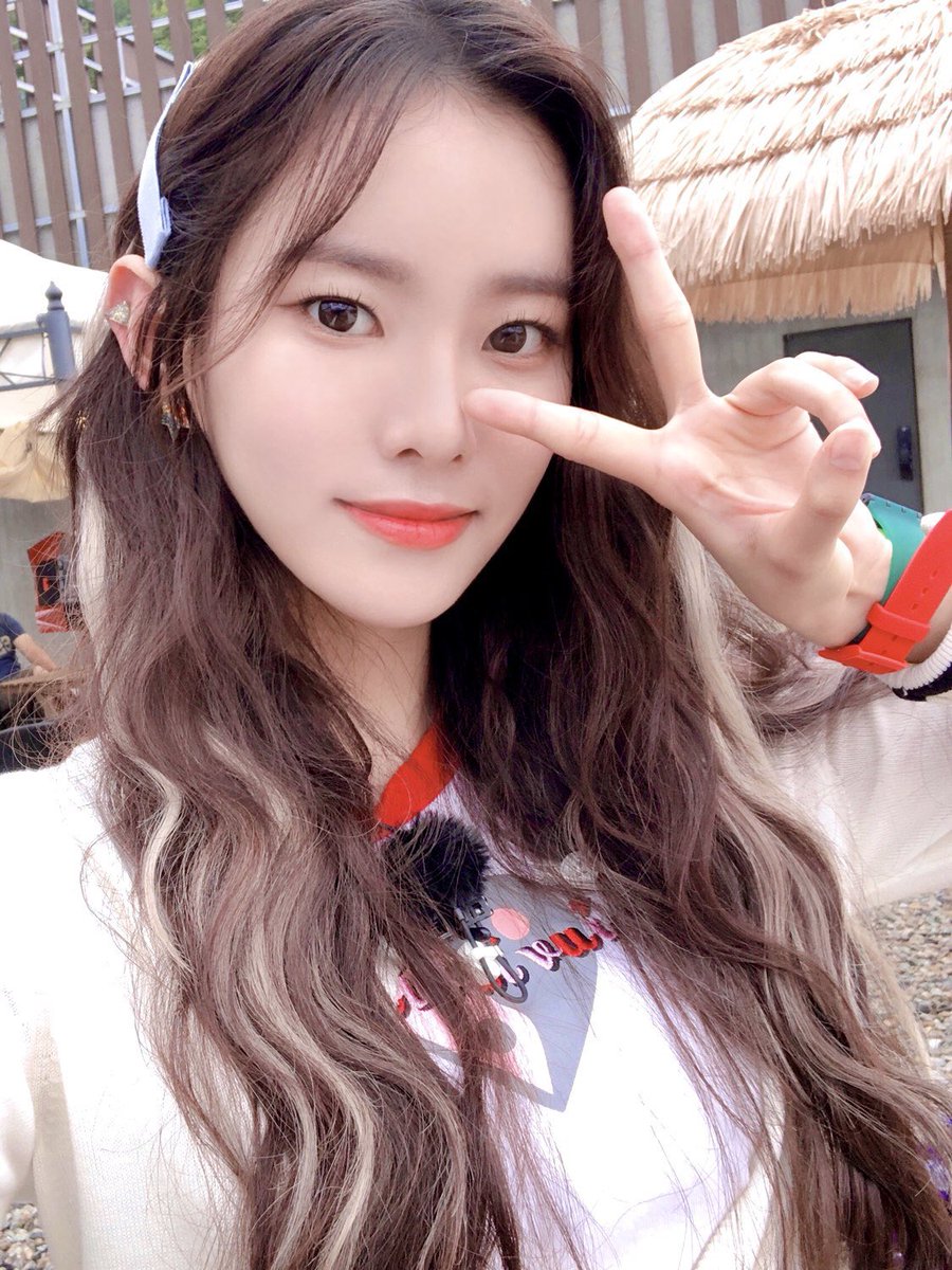 [] (Almost) all of Monday’s selfies: a thread #Weeekly  #위클리  #Monday  #먼데이