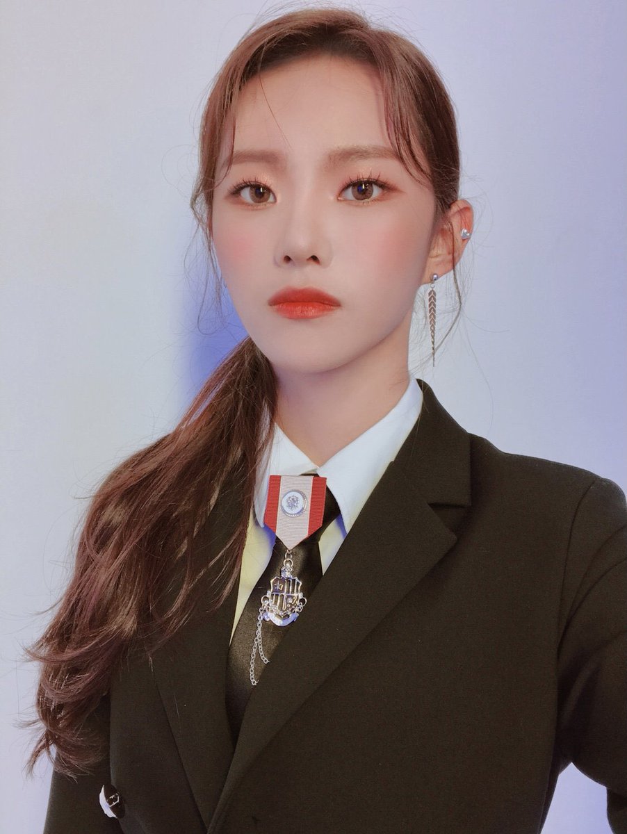 [] (Almost) all of Monday’s selfies: a thread #Weeekly  #위클리  #Monday  #먼데이