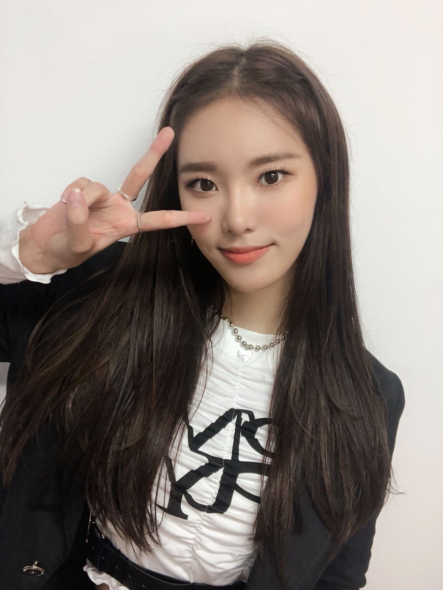 [] (Almost) all of Monday’s selfies: a thread #Weeekly  #위클리  #Monday  #먼데이