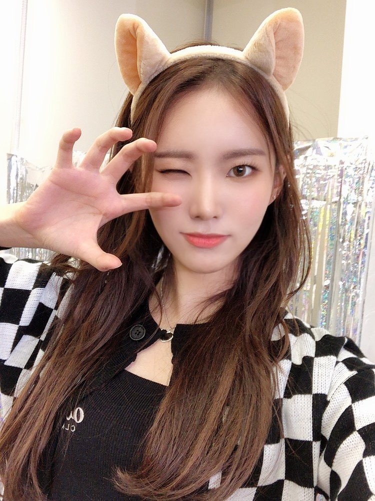 [] (Almost) all of Monday’s selfies: a thread #Weeekly  #위클리  #Monday  #먼데이