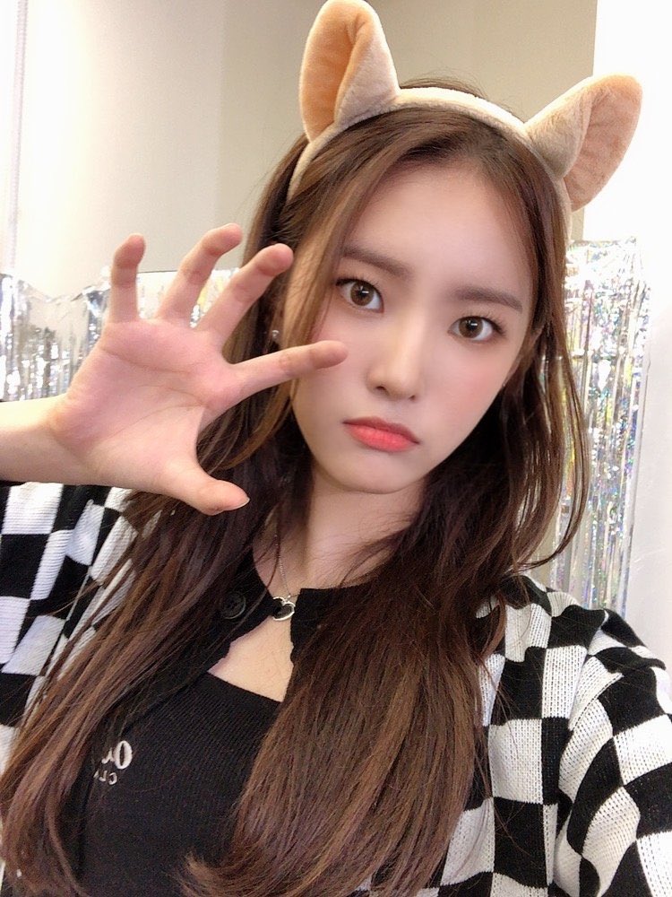 [] (Almost) all of Monday’s selfies: a thread #Weeekly  #위클리  #Monday  #먼데이