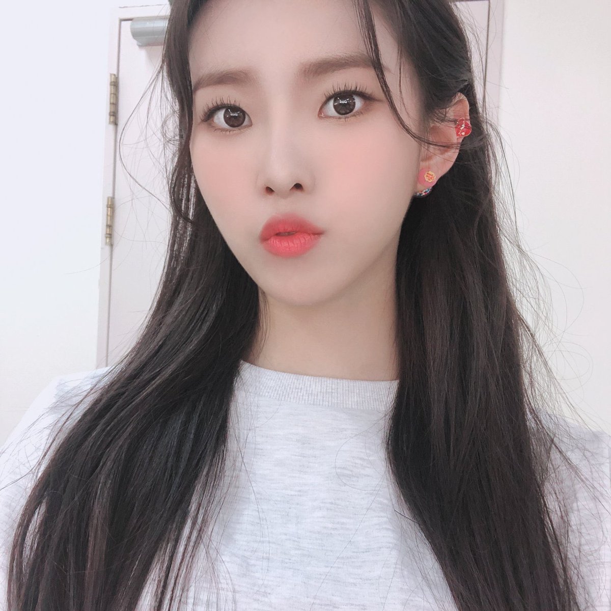 [] (Almost) all of Monday’s selfies: a thread #Weeekly  #위클리  #Monday  #먼데이