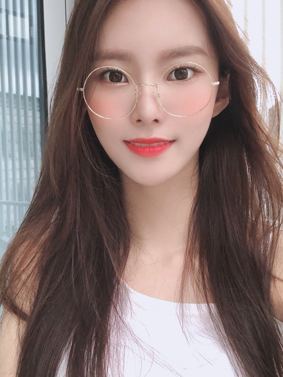 [] (Almost) all of Monday’s selfies: a thread #Weeekly  #위클리  #Monday  #먼데이