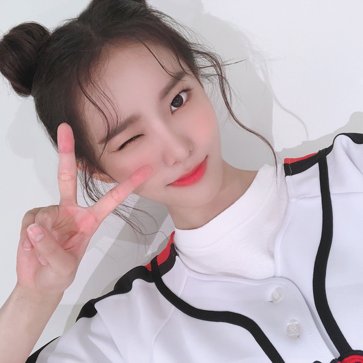 [] (Almost) all of Monday’s selfies: a thread #Weeekly  #위클리  #Monday  #먼데이