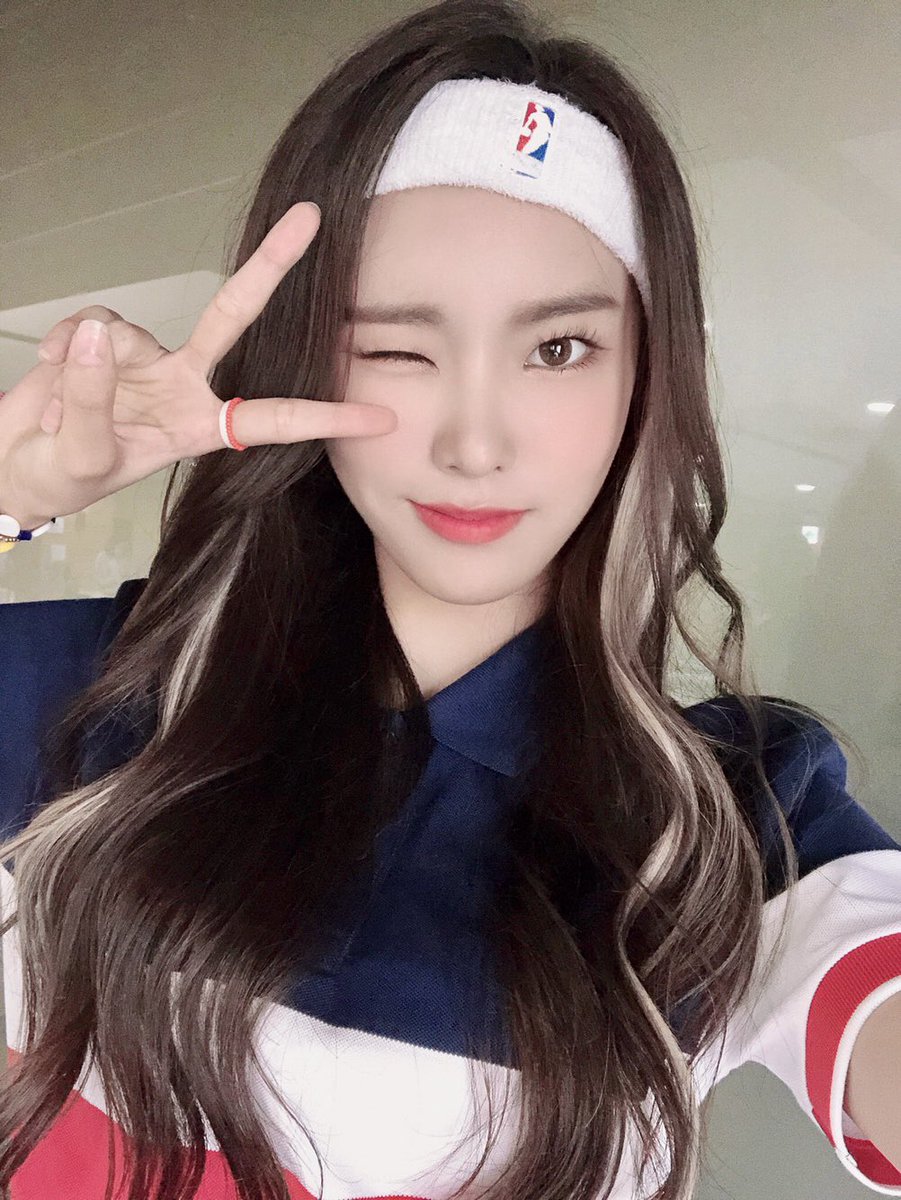 [] (Almost) all of Monday’s selfies: a thread #Weeekly  #위클리  #Monday  #먼데이