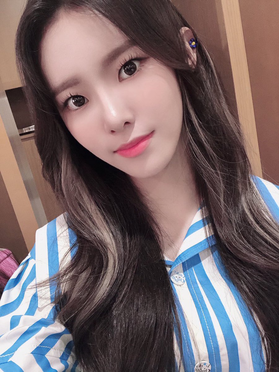 [] (Almost) all of Monday’s selfies: a thread #Weeekly  #위클리  #Monday  #먼데이