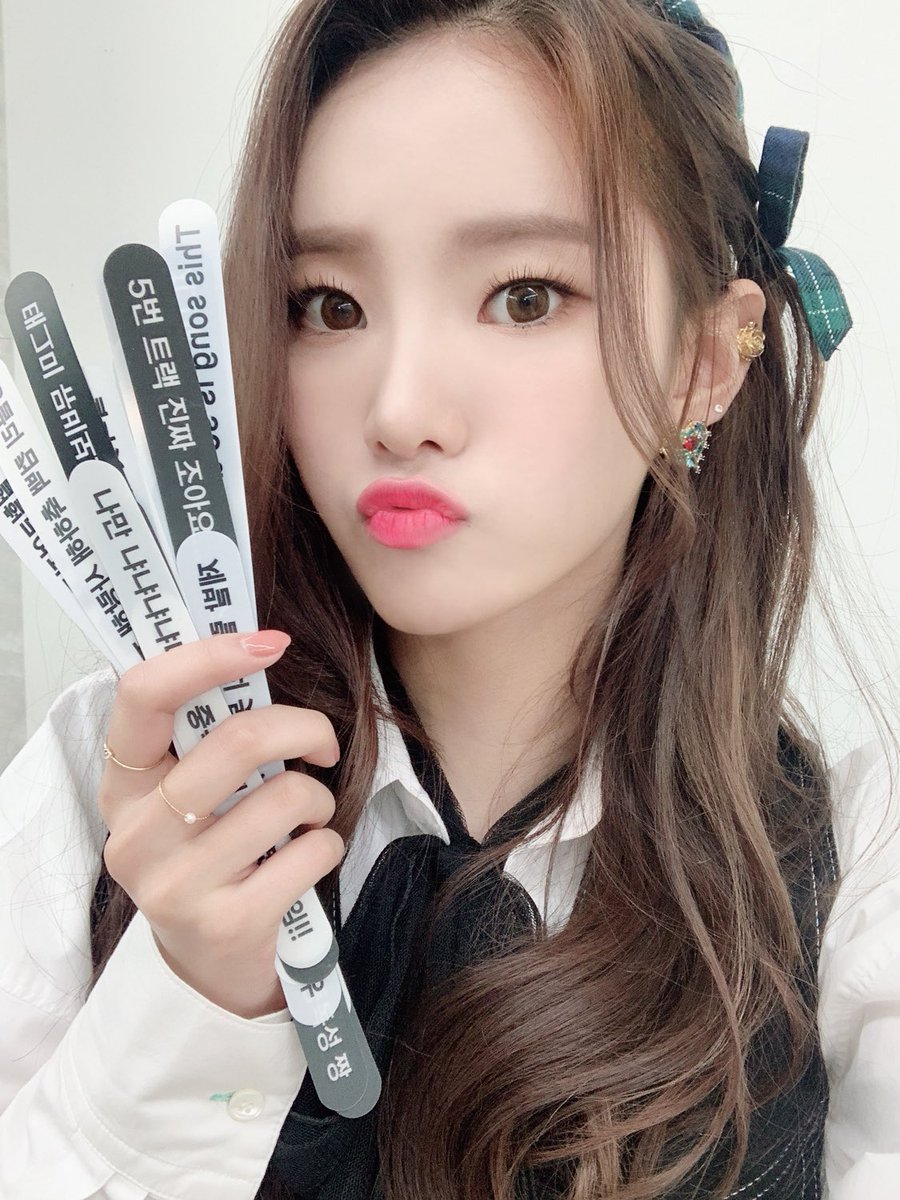 [] (Almost) all of Monday’s selfies: a thread #Weeekly  #위클리  #Monday  #먼데이