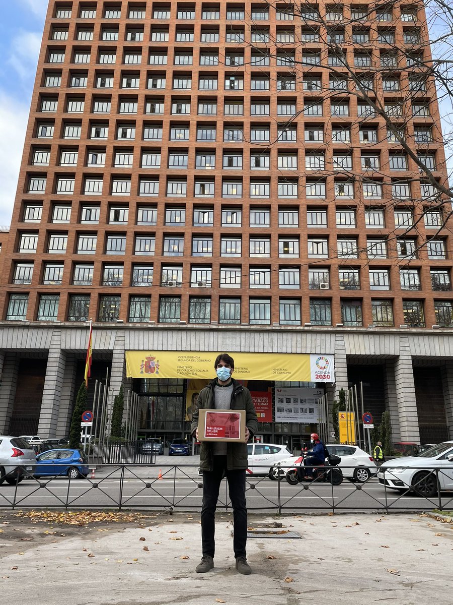 hectorfarma's tweet photo. ¡Firmas entregadas en el Ministerio! 📦 Ojalá todo vuestro esfuerzo y compromiso se vea recompensado. GRACIAS a tod@s por el apoyo y la solidaridad con los farmacéuticos y biólogos.
@polifarmaceutic
#masplazasfir #masplazasbir #somossanitarios https://t.co/Q4cBZRtRWE