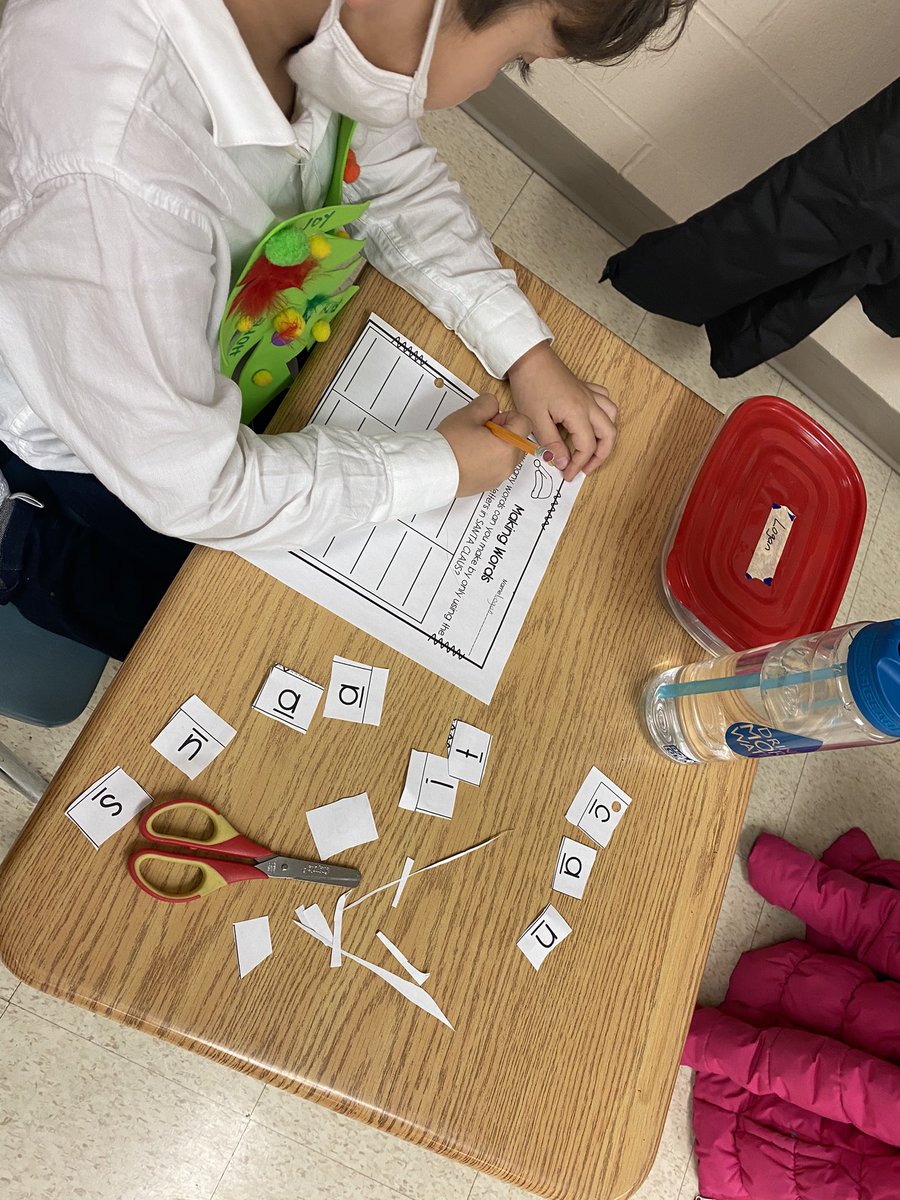 MrsRyanTweets's tweet photo. How many words can you make with the name Santa Claus? Grade 1s enjoyed our Making Words activity. @StVeronicaDP https://t.co/BygZKQwBUe