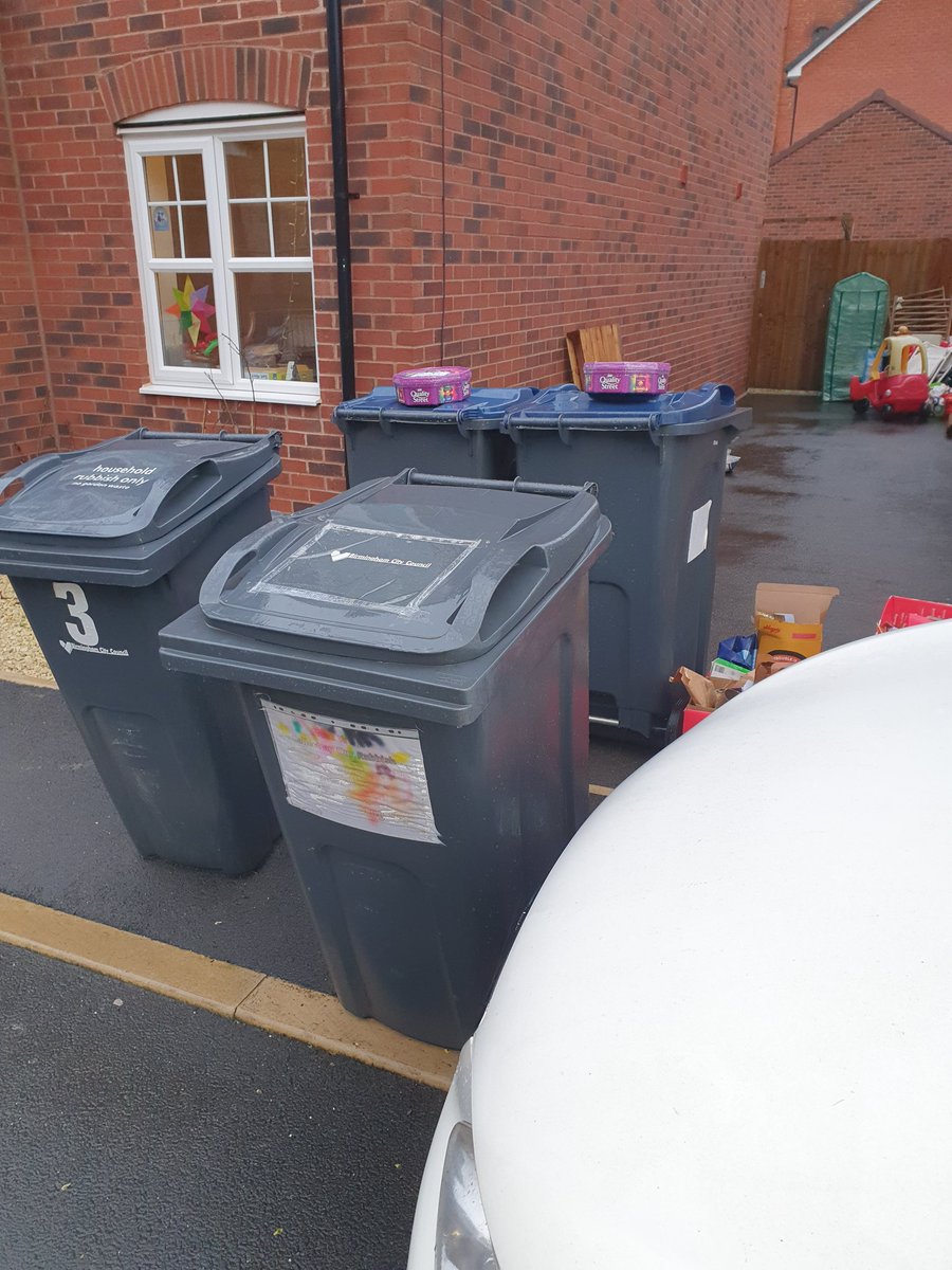 Claire_LJohnson's tweet photo. @BhamCityCouncil 
The one day I leave chocs out for the recycling vans and they don't collect them, or my recycling as the bin men blocked them at 6am 🤦‍♀️ https://t.co/hauYBYLiII