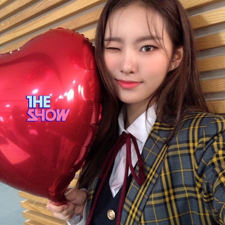 [] (Almost) all of Monday’s selfies: a thread #Weeekly  #위클리  #Monday  #먼데이