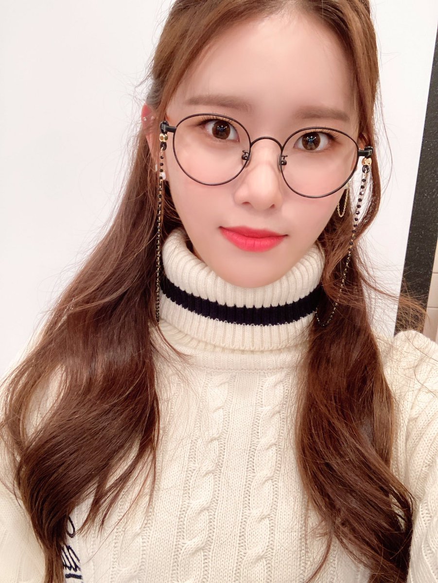 [] (Almost) all of Monday’s selfies: a thread #Weeekly  #위클리  #Monday  #먼데이