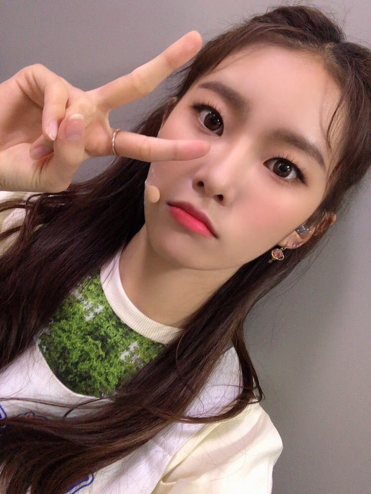 [] (Almost) all of Monday’s selfies: a thread #Weeekly  #위클리  #Monday  #먼데이