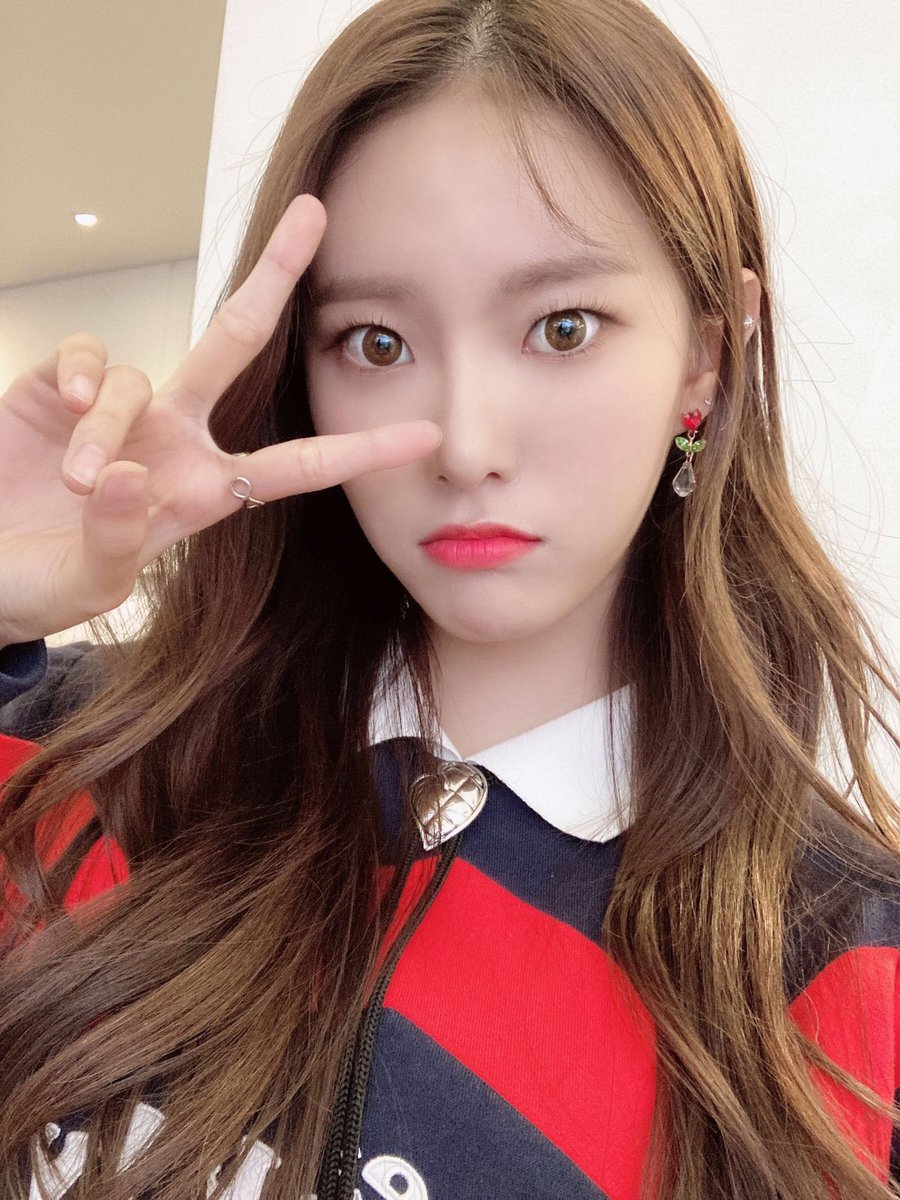 [] (Almost) all of Monday’s selfies: a thread #Weeekly  #위클리  #Monday  #먼데이