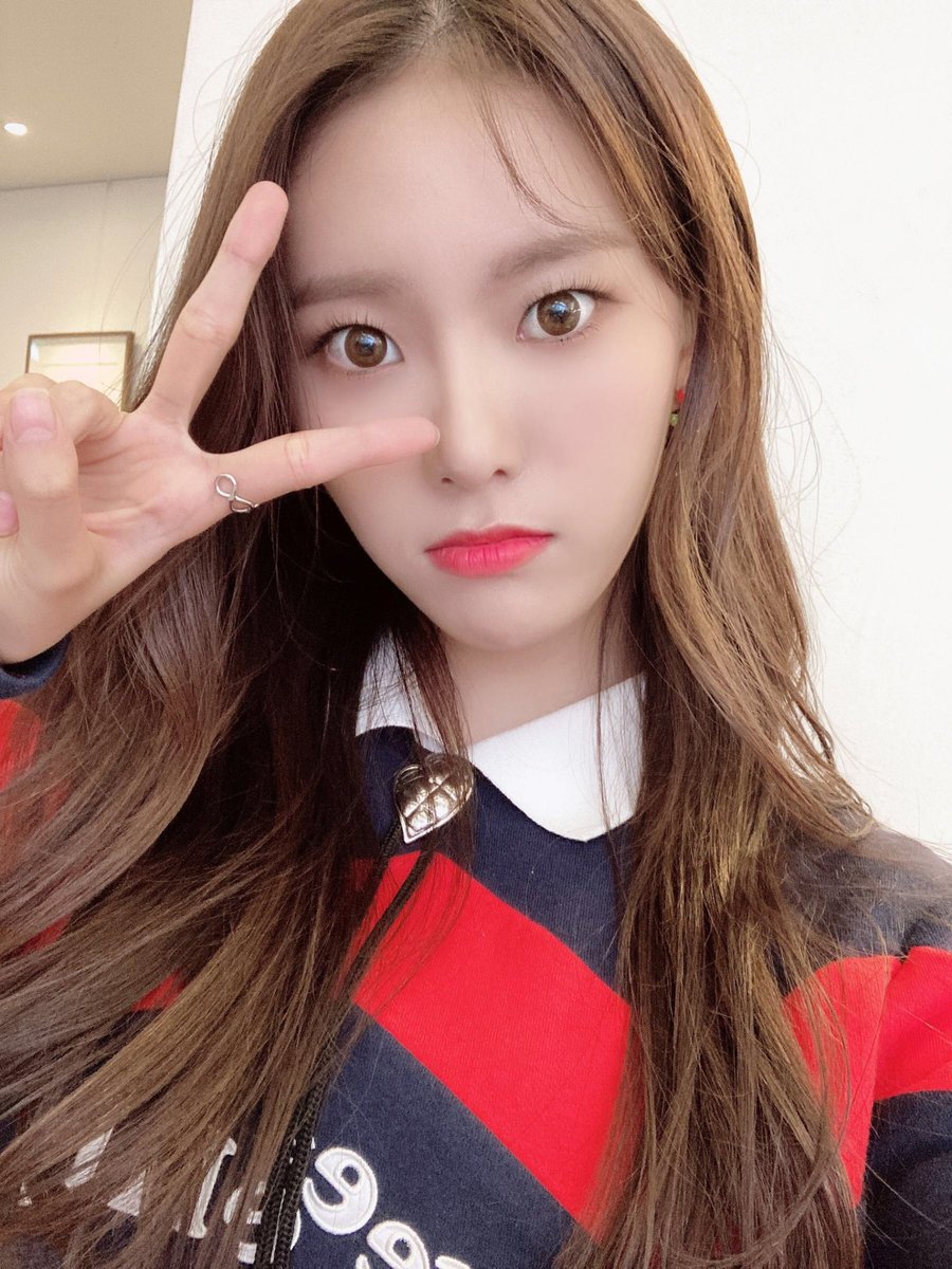 [] (Almost) all of Monday’s selfies: a thread #Weeekly  #위클리  #Monday  #먼데이