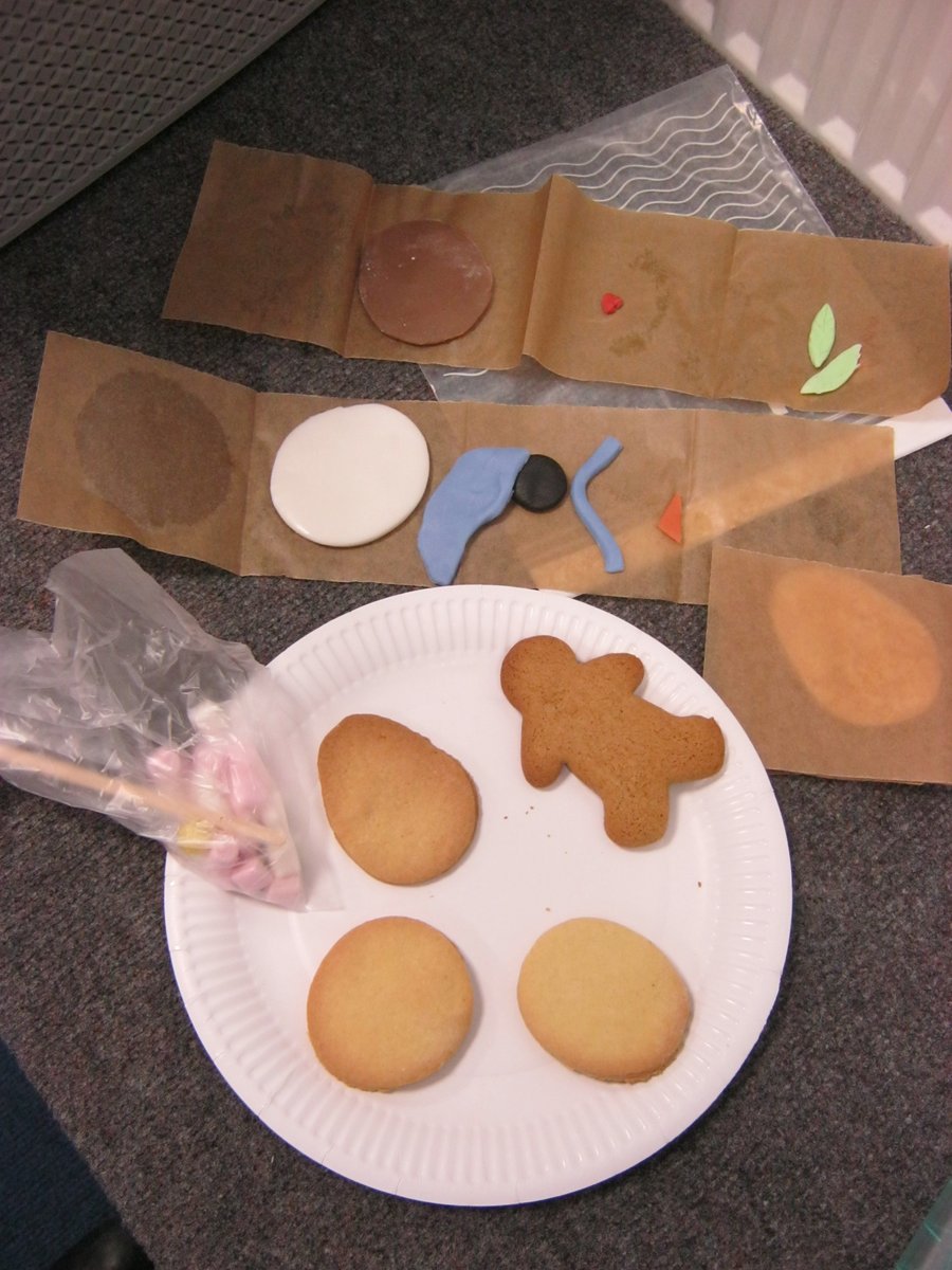 StStephensPSch's tweet photo. Class F enjoying getting creative with homemade Christmas  biscuit decoration packs made by fantastic parents Tracey Panting and Leesa Kilvert. A massive thank you for all the time and expense spent in providing us with this fantastic activity. Wishing you all a merry Christmas. https://t.co/m2IQMRmBvC