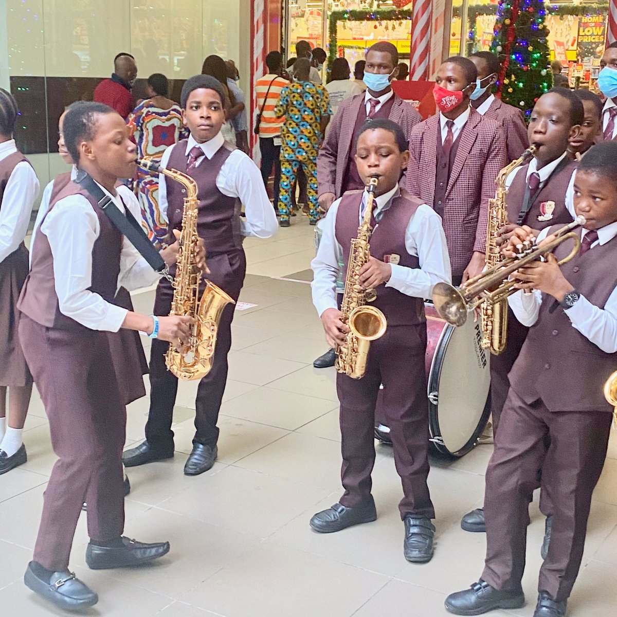 CICMediaTV's tweet photo. We made a video of our choir performing at Ikeja Shopping Mall

Watch video:
https://t.co/qXUhQGN8Bs

#Christmas2020 https://t.co/iwJ9tjAp5i