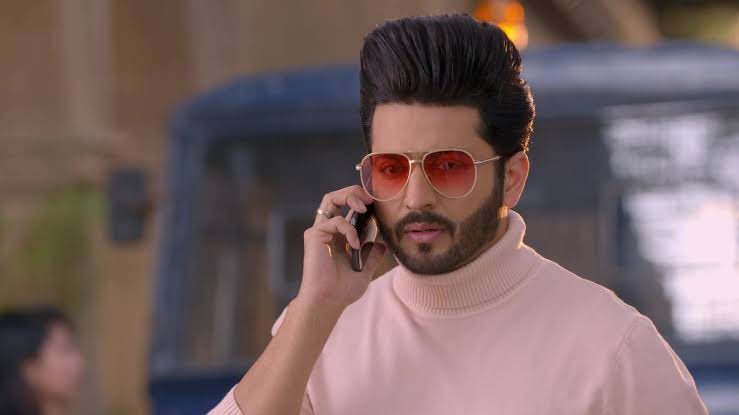 . @DheerajDhoopar wearing shades, a thread. Catch more of him on  #KundaliBhagya, Mon-Fri at 9:30 PM on  #ZeeTV  #JioTV! #TKL  #KaranLuthra  #DheerajDhoopar  #WednesdayMotivation