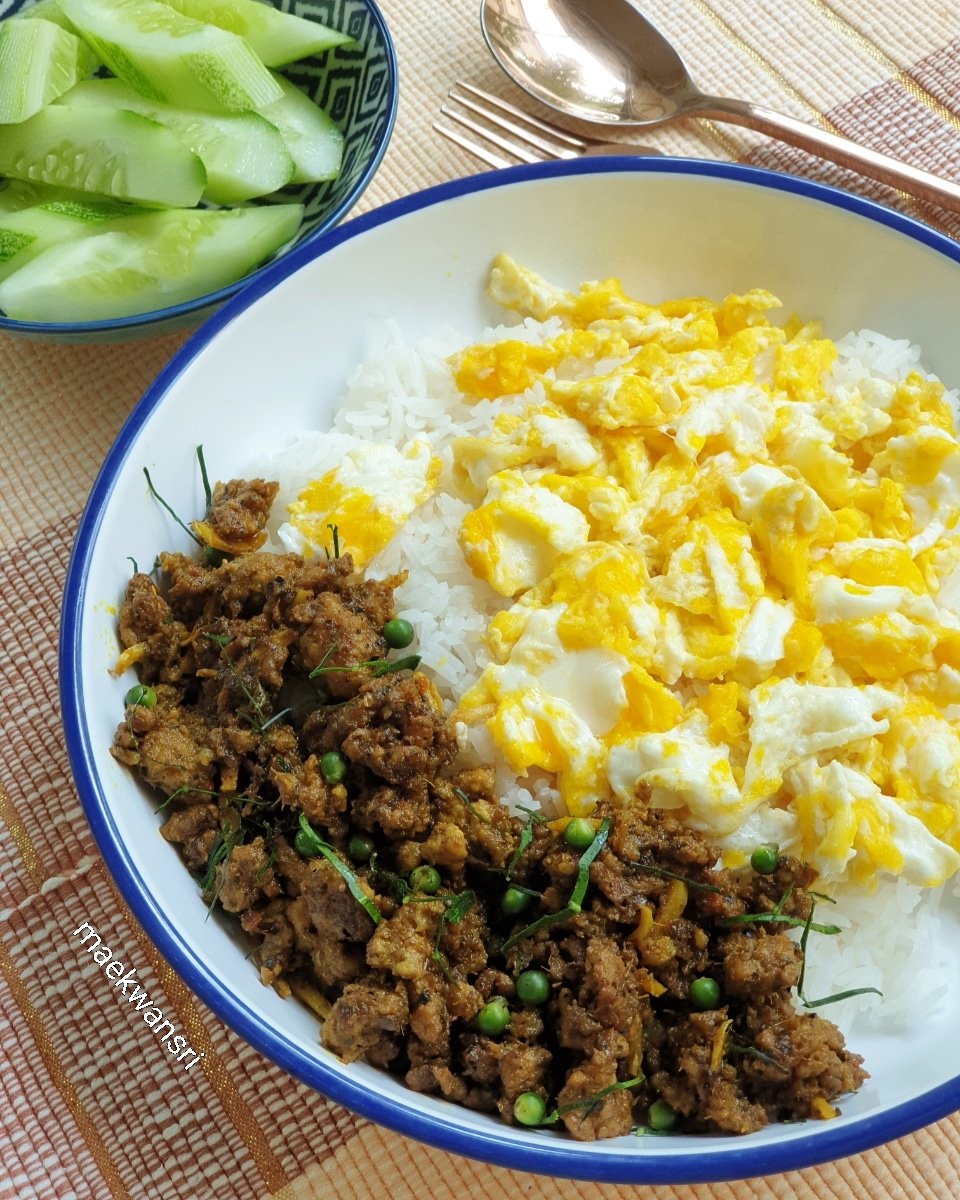 KwansriR's tweet photo. คั่วกลิ้งหมูเผ็ดร้อนกินกับไข่ขยี้ แกล้มด้วยแตงกวา..หรอยจังหู้ https://t.co/L1aiaPB8xj