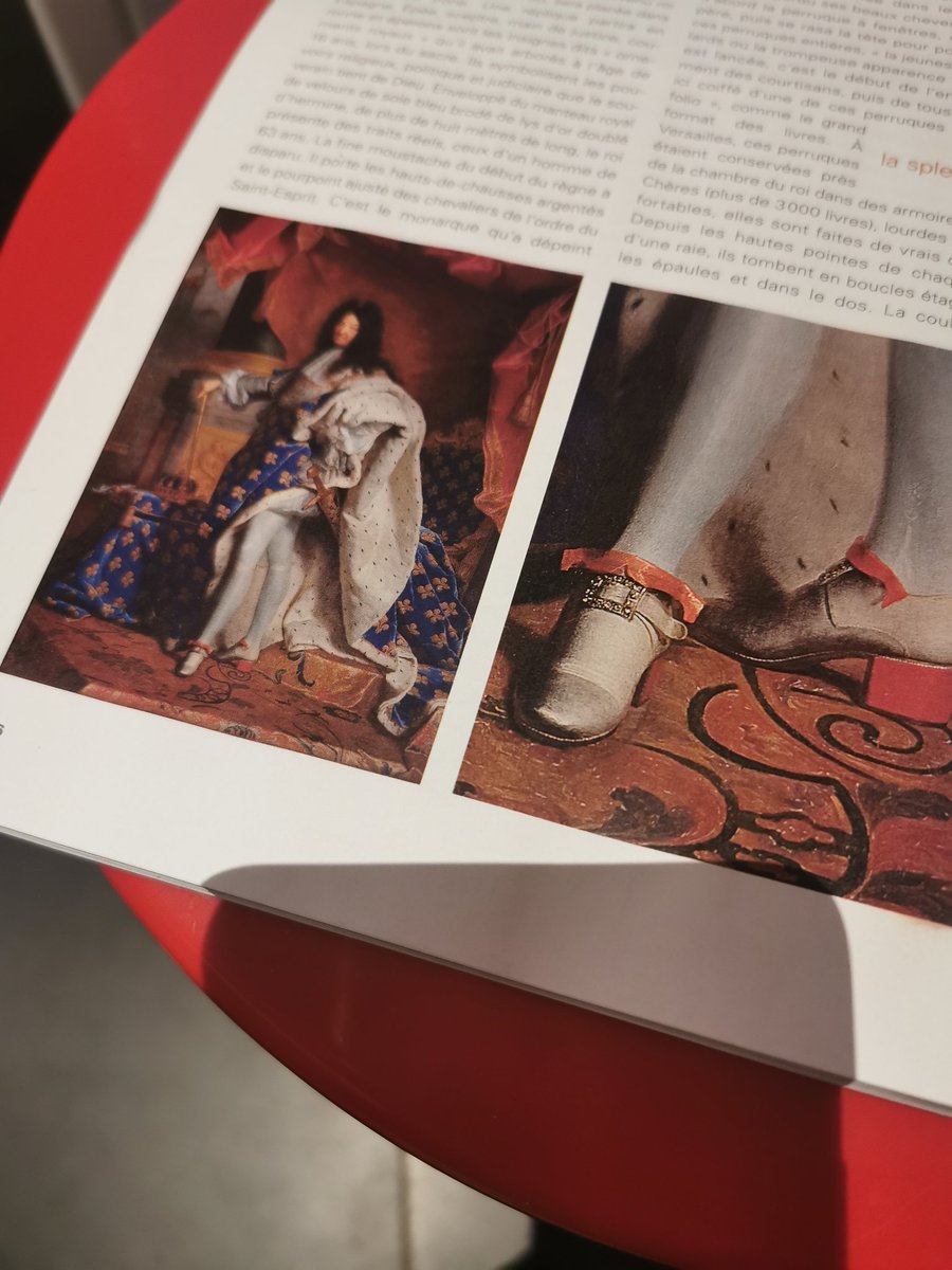 FrdricCostes's tweet photo. Dans Grande Galerie, à l'occasion de l'expo #HyacintheRigaud, une description d'une grande précision du portrait de Louis XIV par Sabine de la Rochefoucault.
#Perruque #infolio #Dentelles #Talons #Jambes #Jarretieres #OrnementsRoyaux (#PasRegalia) #Hautdechausse #Pourpoint 😏 https://t.co/H5mZ5tr2pS