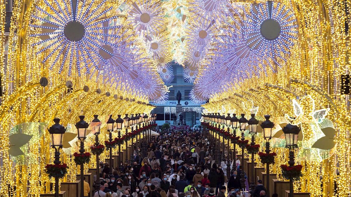 garciacia81's tweet photo. Al PP le parece fatal que la alcaldesa de Parauta destine el dinero del alumbrado navideño a las familias del pueblo. Eso sí, que el alcalde de Málaga se gaste 1,2 millones en iluminación navideña con la que está cayendo le parece estupendo. La doble vara de medir de la derecha https://t.co/NfVKqHHsjM