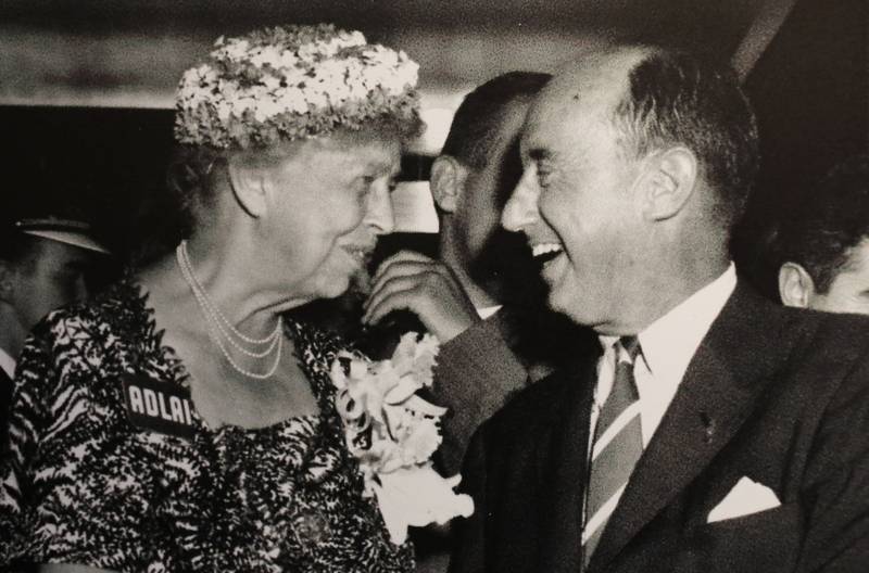Ex_FDRoosvelt's tweet photo. "¿Que otro ser humano ha tocado y transformado la existencia de tantos? [...] Preferiría encender una vela que maldecir la oscuridad y su resplandor ha calentado al mundo" ~ Adlai Stevenson https://t.co/mdIspuniXf