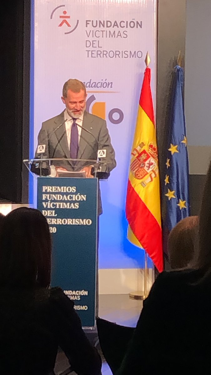 Cierra el acto de entrega de premios de la <a href="/_FundacionVT/">FundaciónVT</a> el Rey. Sobre <a href="/javiermarrodan/">Javier Marrodán</a> destaca su compromiso y su generosidad por dar voz a las historias de las víctimas. Y menciona expresamente su colaboración con <a href="/maria_jimenezr/">María Jiménez</a> y su labor docente en <a href="/fcomunav/">fcomunav</a>.