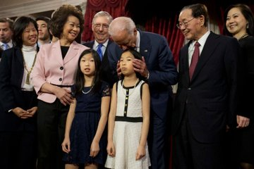 In the photo there are Biden, Zhao Xicheng, Zhao Xiaolan, McConnell, Zhao Anji (widowed and remarried husband is Facebook’s shadow boss Jim Breyer, the six daughters of the Zhao family, have great influence in American politics, education, finance, and technology