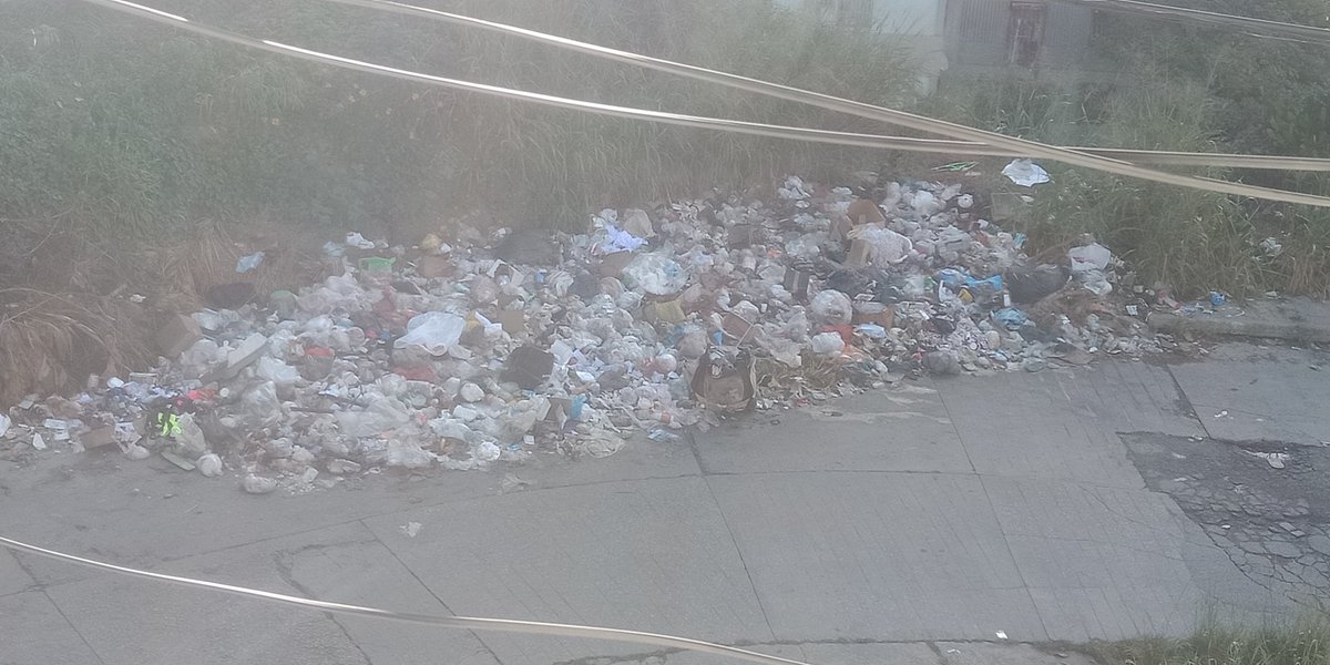Zaleja5's tweet photo. @caricuaoenfoto Buen día.  Por favor necesitamos a la gente de Supra que vengan a recoger la basura en las terrazas de Caricuao. https://t.co/OsKZSa7yvQ