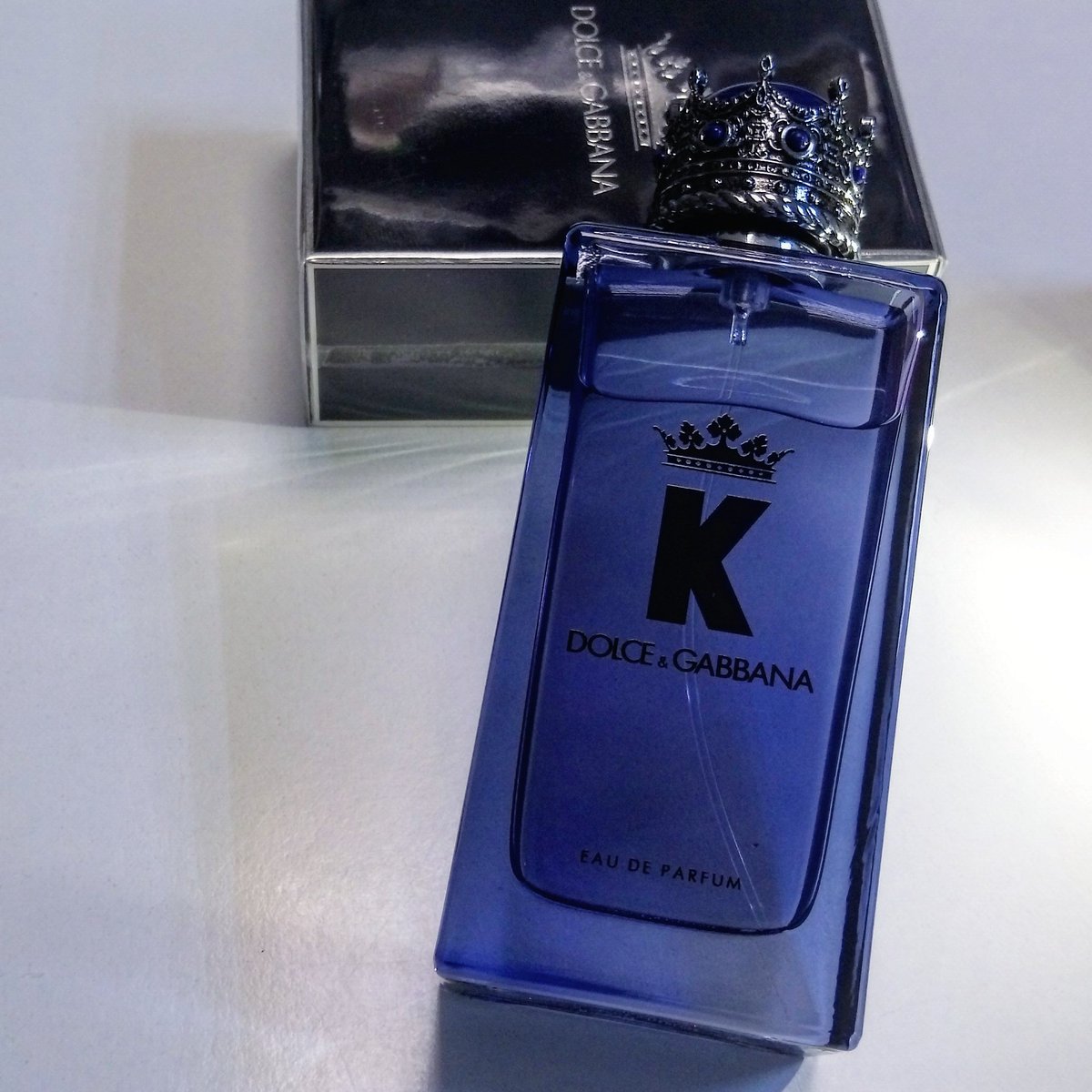 Ostatnio były same damskie zapachy, więc dzisiaj mamy dla Was K by Dolce&Gabbana EDP - nową wodę perfumowaną dla mężczyzn 😍👍
.
#KbyDolceGabbana #KbyDG #ownyourcrown #crown #perfume #parfum #scent #fragrance #perfumery #scentoftheday #gift #аромат #perfumy #zapachy #zapach