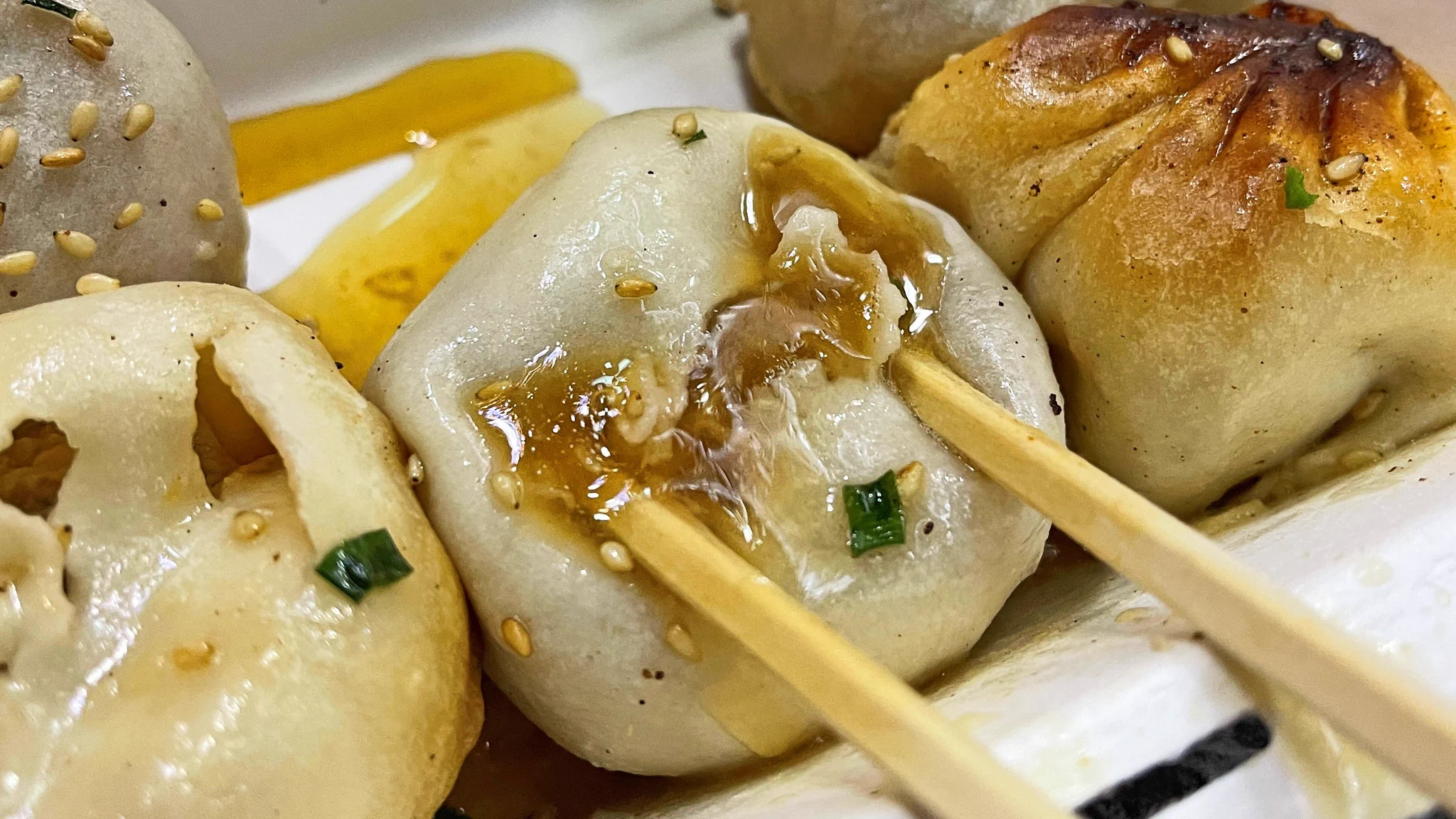 モチモチとカリッとした食感を両方楽しめる？肉汁飛び出す生煎！