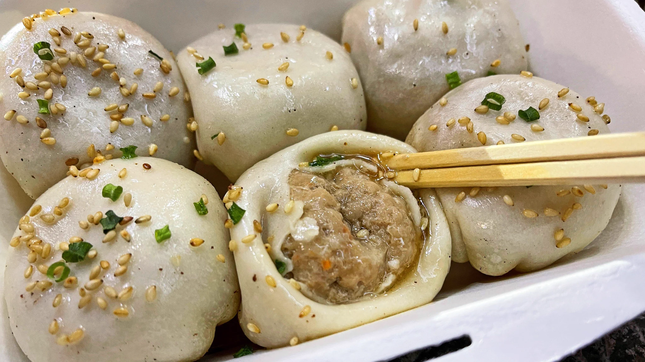 モチモチとカリッとした食感を両方楽しめる？肉汁飛び出す生煎！