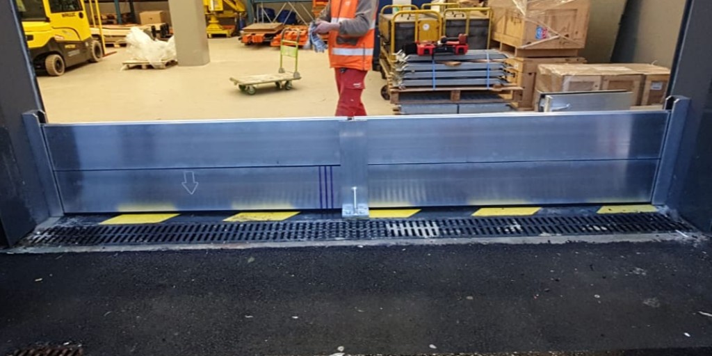 EsthiPerret's tweet photo. La RATP fait installer par la SMAC 13 batardeaux FLO-DEM 50 et 80 afin de protéger de la Seine le nouveau SMR à St Ouen. Certains sont totalement démontables : les glissières latérales sont enlevées hors crue pour raisons pratiques/esthétiques #ESTHI #Protection #Inondation #RATP https://t.co/Ic517pbbII