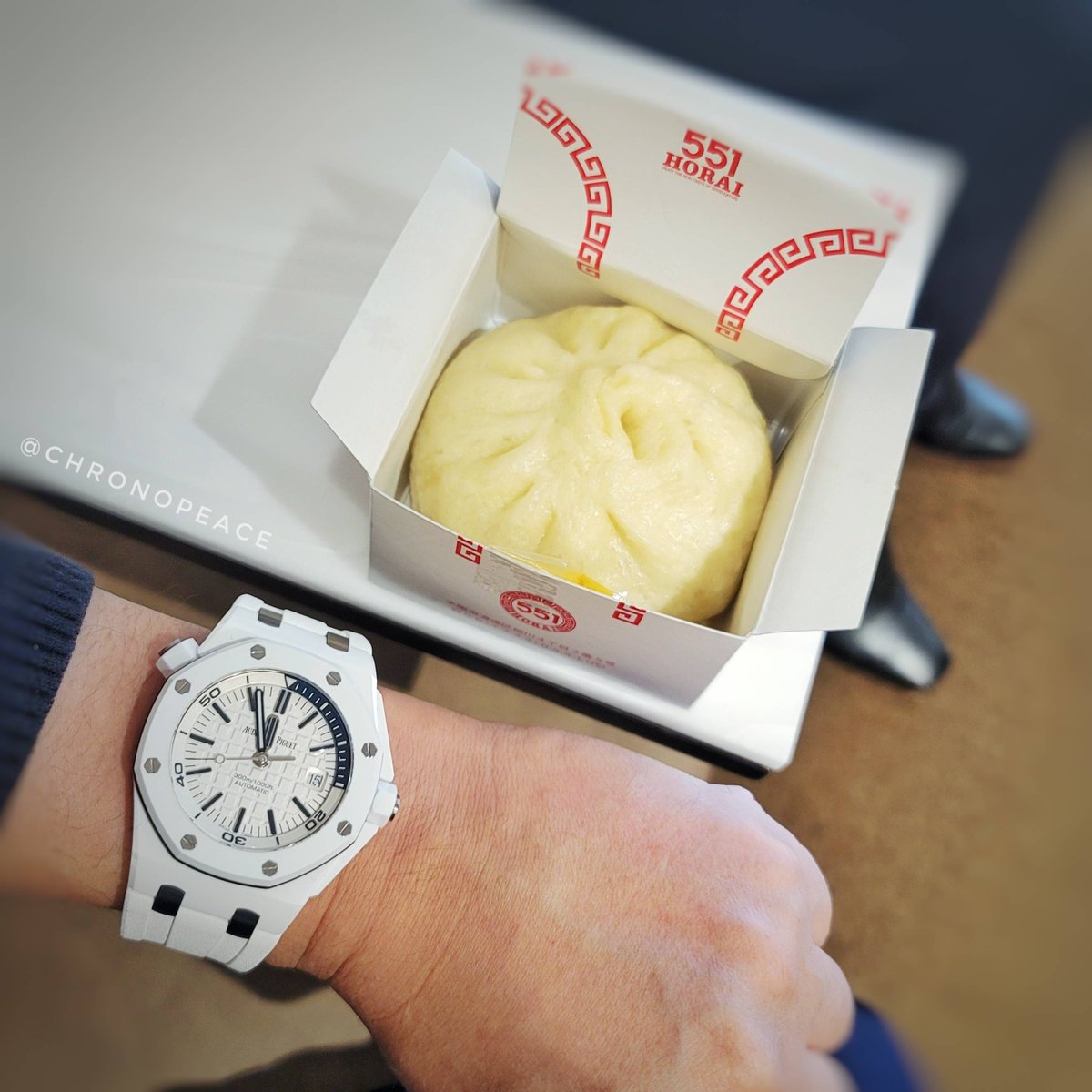 chronopeace's tweet photo. 551のあるときー。white 551 pork bun and white AP Offshore Diver.
#15707cb #audemarspiguet #royaloak #audemarspiguetroyaloak #オーデマピゲ #ロイヤルオーク #オーデマピゲロイヤルオーク #royaloakoffshore #offshorediver #ロイヤルオークオフショアダイバー https://t.co/4INgdfTlN4