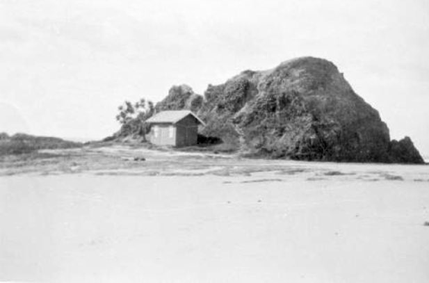 kylastephan's tweet photo. @saoghal_beag I don’t believe it’s part of the current building, but if you think that clubhouse is adorable let me introduce you to the FIRST one. This photo (again courtesy of #gclibraries Local Studies Collection) is from the mid 1920s. Photographer unidentified. https://t.co/TeXmmzlBDq