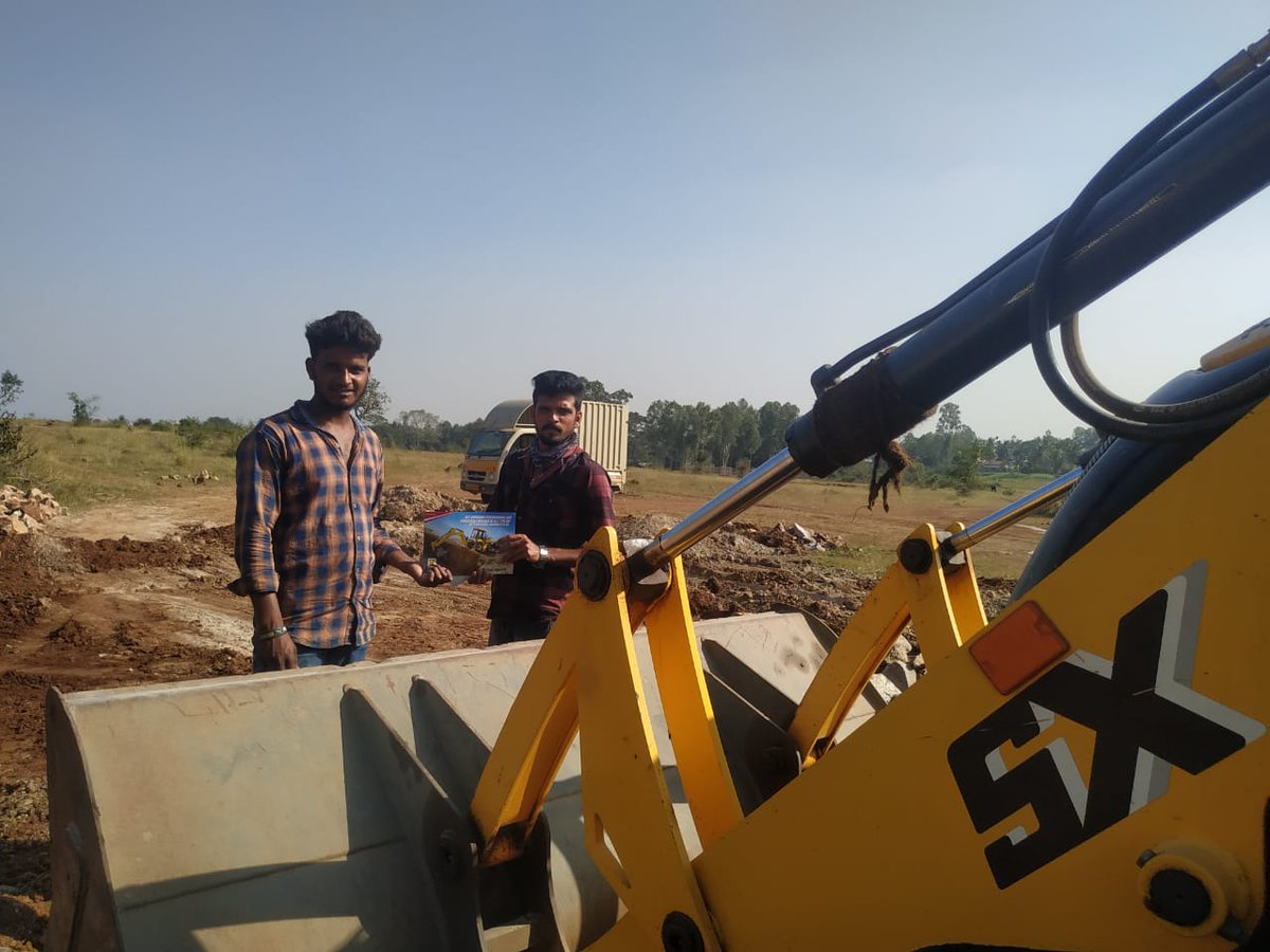 Mahindra_CE's tweet photo. Our Anugraha Parts Express made a stop at Nelmangala, Bangalore Rural to assist our customers with parts and service.
https://t.co/WTJAQjinLR
#partsexpress #service #parts #bangalore #construction #EarthMaster #RoadMaster #backhoe #Grader https://t.co/FIlMOE9i9K