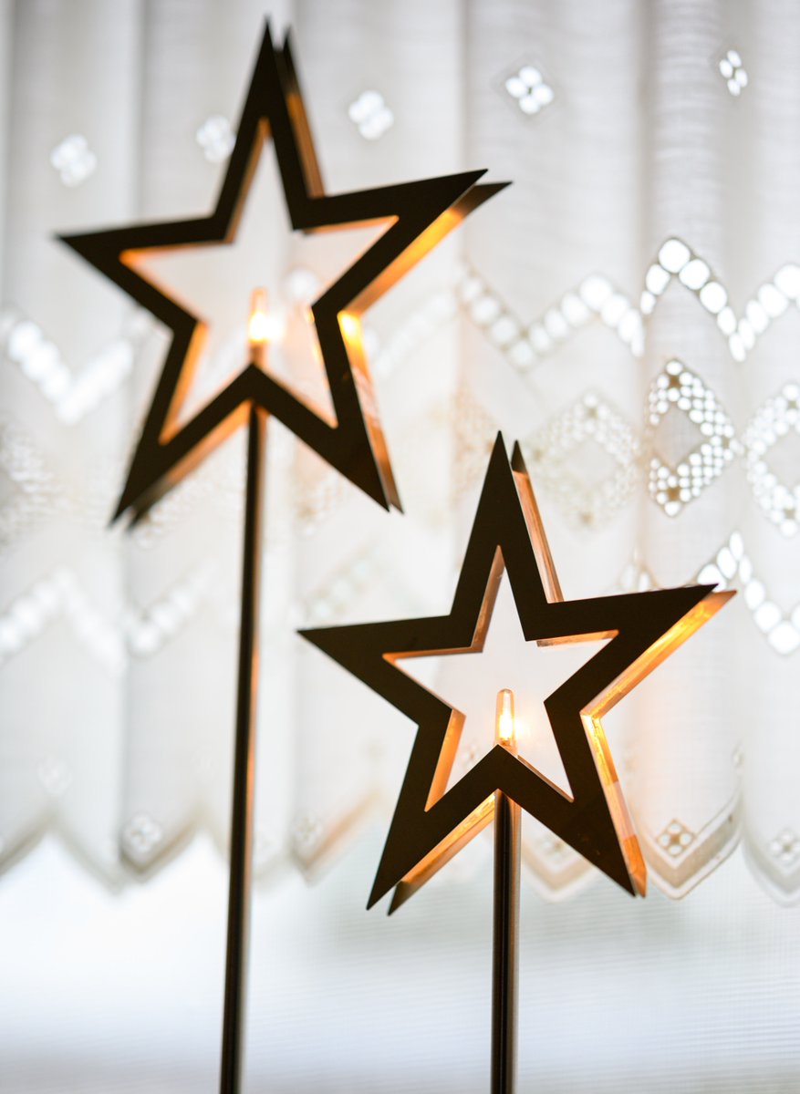 Help elkaar de kerst-lockdown door en doe mee aan de sterrenjacht. 
Hoe? Plaats een (mooie versierde) ster in je tuin of voor het raam in de periode van 21 t/m 27 december 2020. Hoe meer sterren hoe meer licht. Met elkaar, voor elkaar.  ✨