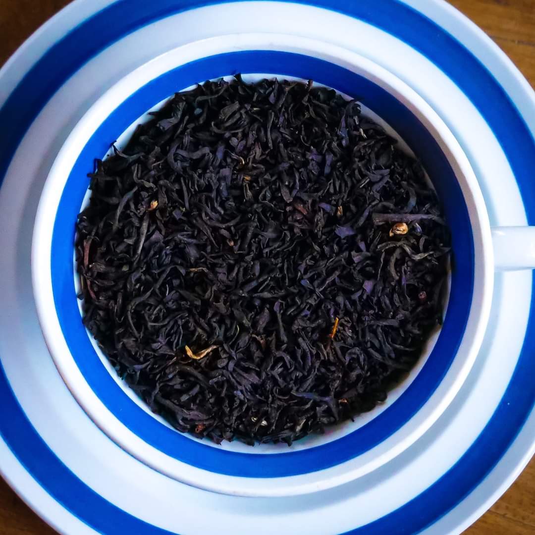 pekoete's tweet photo. Vad är det här? Vi tar ett steg vidare med en ny schysstare Earl Grey. Nu håller vi tummarna för att den ska bli lika älskad som vår gamla! 🖤 
https://t.co/STeCHDZlvg

 #kravmärkt #vimedkrav #krav #byttilleko #spårbarhet #earlgrey 
#ekologisktte #ekologiskt #ekologisk @KRAVmedia https://t.co/ThHN9LJX4R