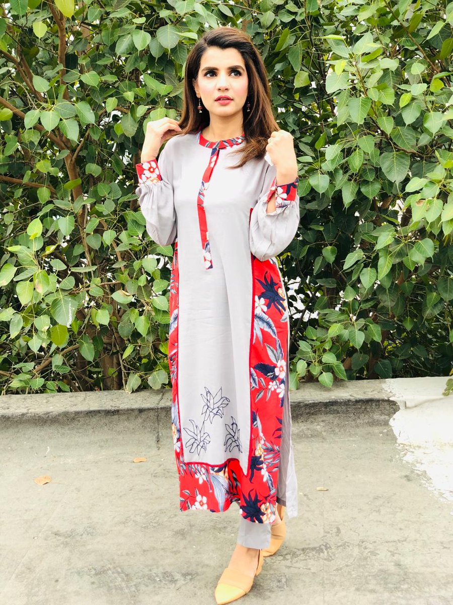 MediaSpringPk's tweet photo. Want to add some glitter to your look? @hashmi_seemal shows us how to do just that!
Wearing: #MonaImran https://t.co/6ps2IA0sRe