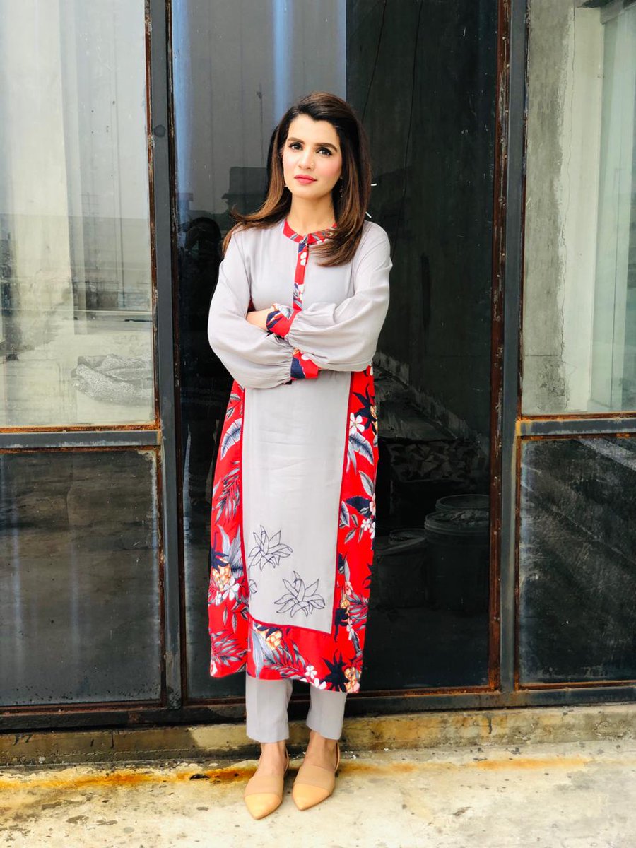 MediaSpringPk's tweet photo. Want to add some glitter to your look? @hashmi_seemal shows us how to do just that!
Wearing: #MonaImran https://t.co/6ps2IA0sRe