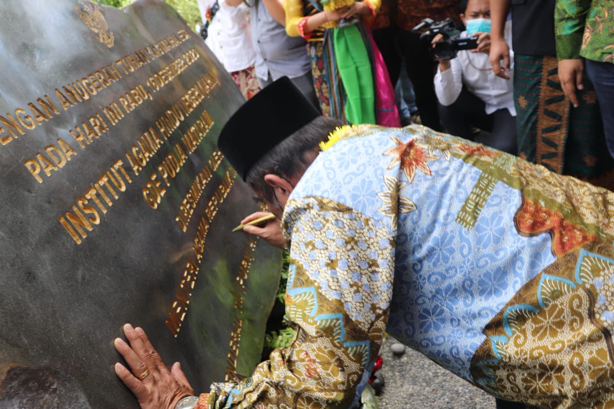 Kemenag_RI's tweet photo. Menag Fachrul Razi hari ini meresmikan alih status Sekolah Tinggi Agama Hindu Negeri (STAHN) Gde Pudja Mataram menjadi Institut Agama Hindu Negeri (IAHN) Gde Pudja Mataram.

Selamat, semoga makin maju dalam mencetak generasi yang unggul! https://t.co/f08erroANU