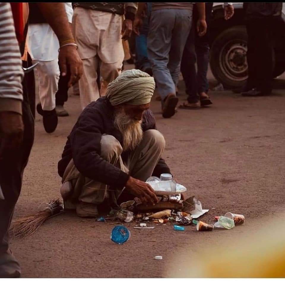 sohansahadevan's tweet photo. An Old Sikh Man cleaning up the streets of Delhi. 😳 The streets of Delhi have never been more clean and the beggar’s on Delhi’s streets have never felt their stomach’s being more full than now. 🙏🏽 That’s all thanks to
Kissan✊🏽 #farmersprotest #istandwithfarmers #takebackbills https://t.co/6Vqo0Wqe4V