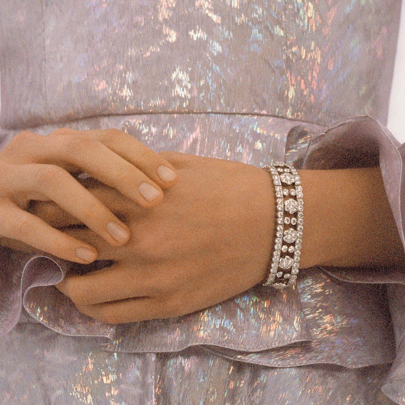 vancleef_japan's tweet photo. 写真家@oliviab33が捉えた、白銀の世界に輝くヴァン クリーフ&アーペルのホワイトハイジュエリー。純白のダイヤモンドとホワイトゴールドの美しさが最大限に引き出されています。 https://t.co/jL9iLMesAM
#VCAsnowflake #VCAHighJewelry #DiamondBreeze #VanCleefArpels #HighJewelry https://t.co/OcYMKcocu6
