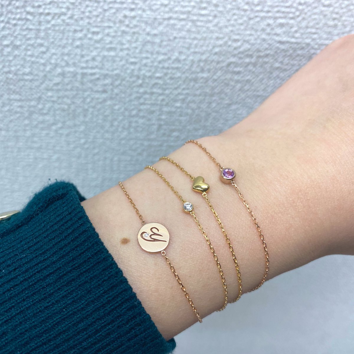 リクエストお写真】 Pサファヌード、アミュハート、マイクロヌード、イニシャルコイン、ブレスレットのピンクご希望💝✨  肌なじみの良いヌーディーなピンクゴールド✨ 色味が楽しめる、つるんとしたデザインがおすすめです💁‍♀️ …コイン に指紋が(´；ω；｀)ﾒｿﾒｿ  ...