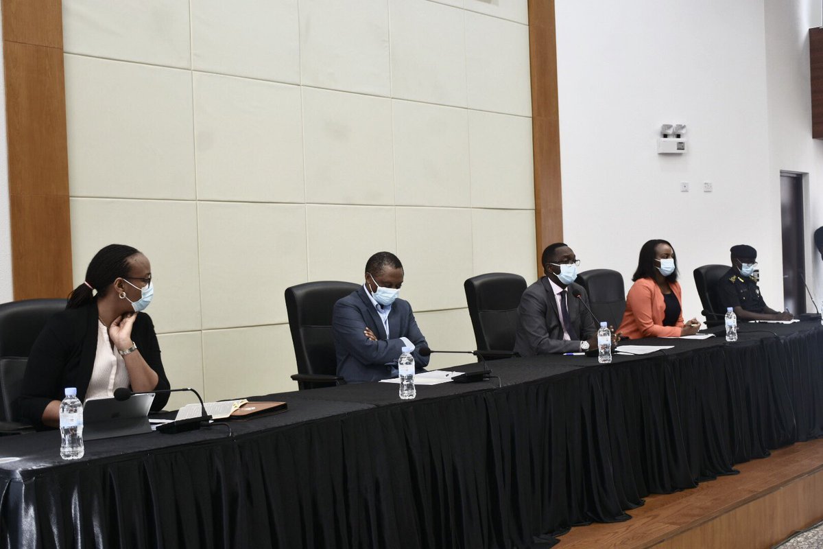 RwandaLocalGov's tweet photo. Abaminisitiri @ashyaka, @DrDanielNgamije, @SorayaMHlive, @AuroreMimosa na @RNPSpokesperson barimo kuganira n’abanyamakuru batandukanye ku ngamba zo kurwanya COVID19 mu #Rwanda. https://t.co/gxs3LsL6p4