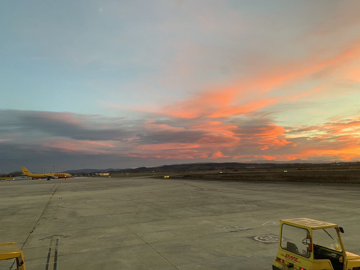 charliesim_'s tweet photo. Buenos días! Desde #LEVT #vitoriagasteiz ⁦⁩ que paséis buen miércoles tod@s! #lest #rosaliadecastro ⁦@AeroclubVitoria⁩ ⁦@AeropuertoSCQ⁩ ⁦@controladores⁩ ⁦@vitoriagasteiz⁩ #dhl #swiftair #cargo #b737 #b737cl https://t.co/HvjQVuQrFo