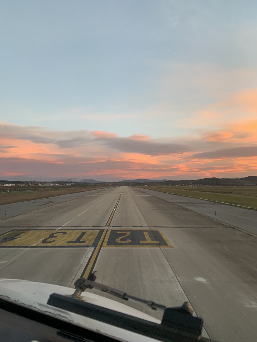 charliesim_'s tweet photo. Buenos días! Desde #LEVT #vitoriagasteiz ⁦⁩ que paséis buen miércoles tod@s! #lest #rosaliadecastro ⁦@AeroclubVitoria⁩ ⁦@AeropuertoSCQ⁩ ⁦@controladores⁩ ⁦@vitoriagasteiz⁩ #dhl #swiftair #cargo #b737 #b737cl https://t.co/HvjQVuQrFo